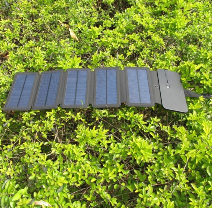 Outdoor 8W folding solar charger Direct charging collapsible solar package Off-road emergency mobile power supply