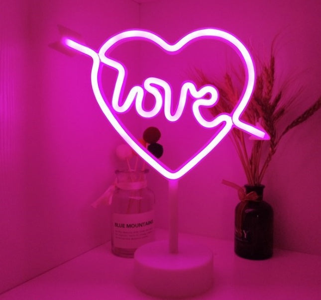 Lumini de neon decorative noaptea