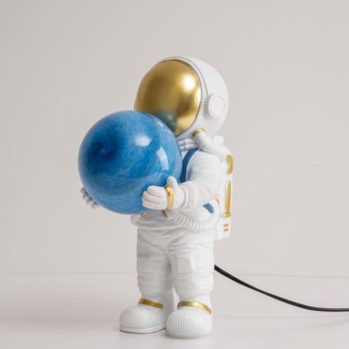 Astronaut creativ dormitor noptiera de pat