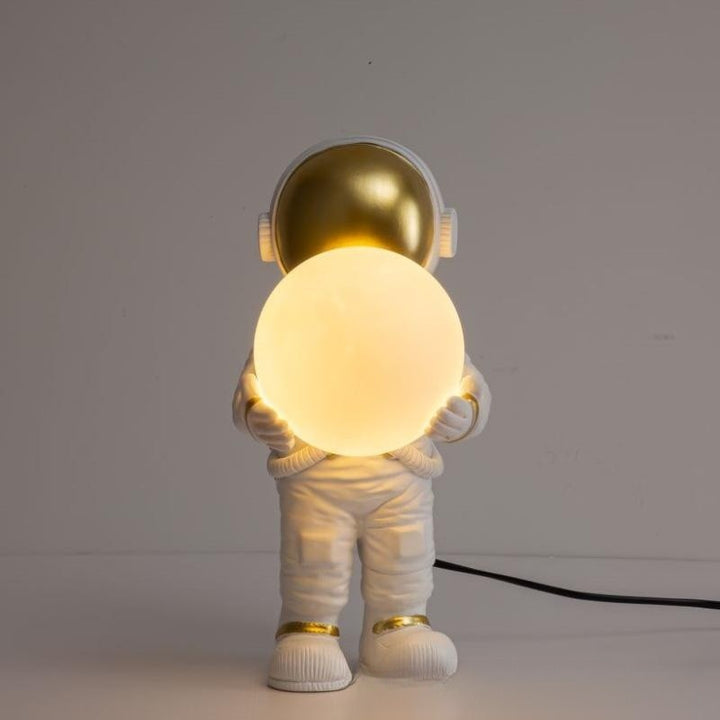 Astronaut creativ dormitor noptiera de pat