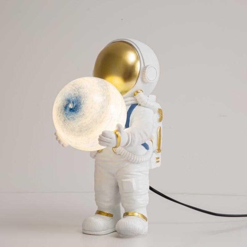 Astronaut creativ dormitor noptiera de pat