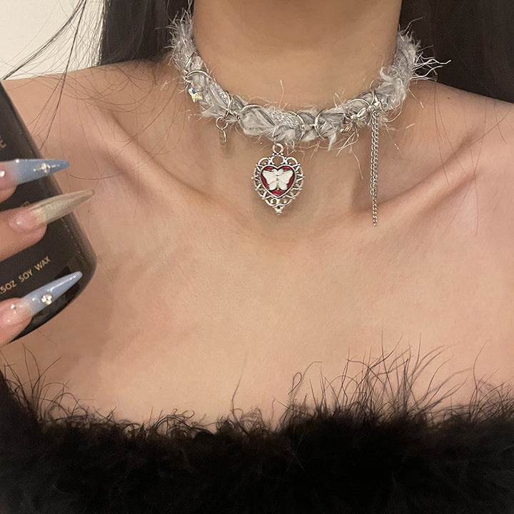 Colier de choker de pluș cu fluture cu fluture de inimă