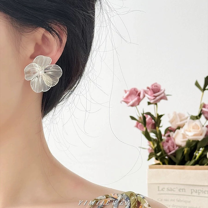 Exaggerated Silver Large Flower Ear Clip For Women