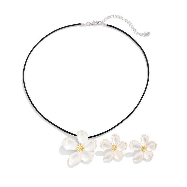 Fashion Five Petal Flower Flower Pendant Winding Necklace Women