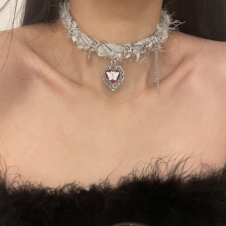 Colier de choker de pluș cu fluture cu fluture de inimă