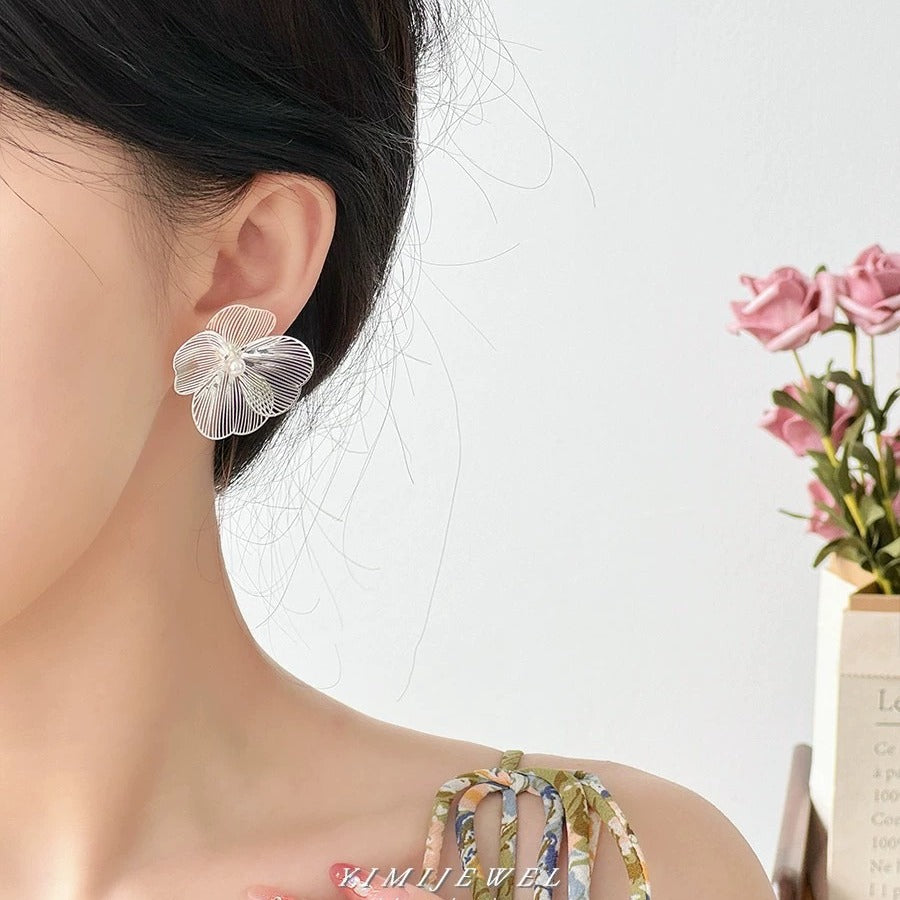 Exaggerated Silver Large Flower Ear Clip For Women