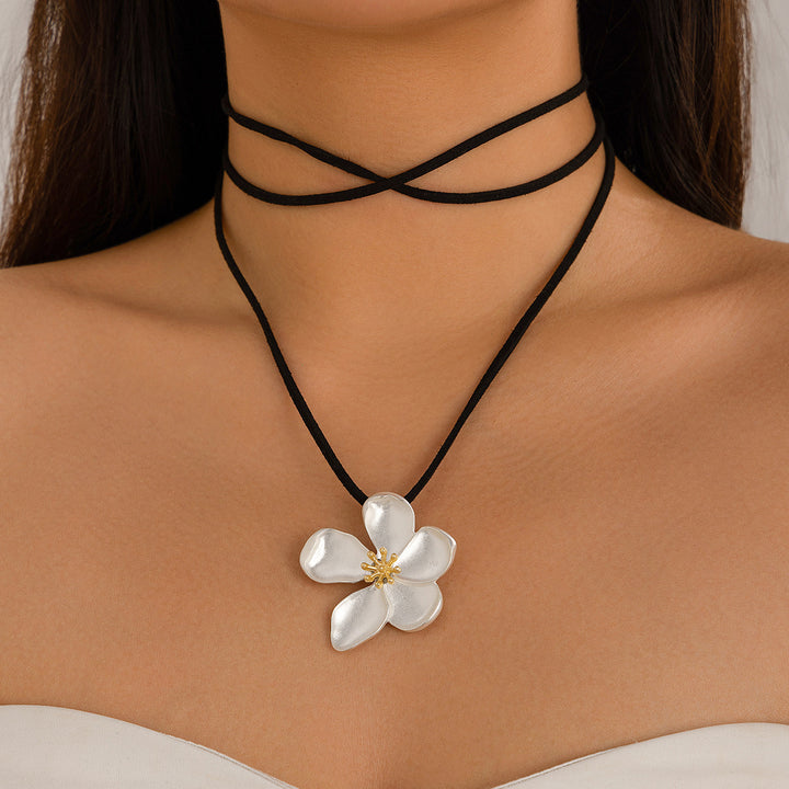 Fashion Five Petal Flower Flower Pendant Winding Necklace Women