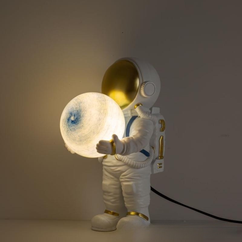 Astronaut creativ dormitor noptiera de pat